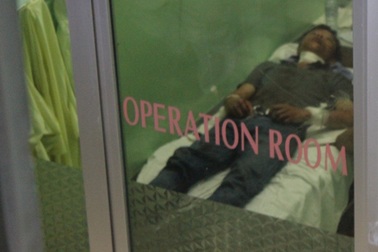 Hát karaoke ồn ào, mẹ và con gái 3 tuổi bị chém dã man