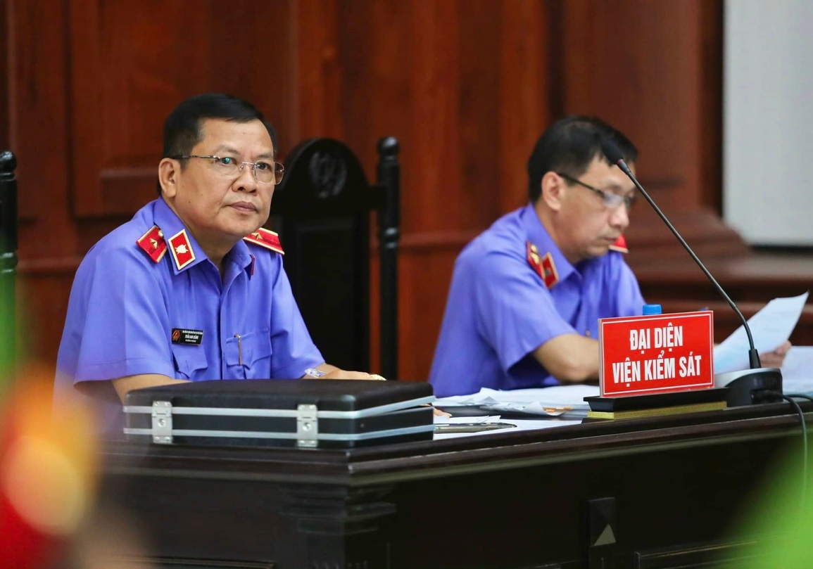 Nói lời sau cùng, ông Tất Thành Cang bật khóc xin lỗi gia đình - 1 Nói lời sau cùng, ông Tất Thành Cang bật khóc xin lỗi gia đình - 1