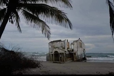 Biệt thự bí ẩn trôi dạt vào bãi biển El Salvador