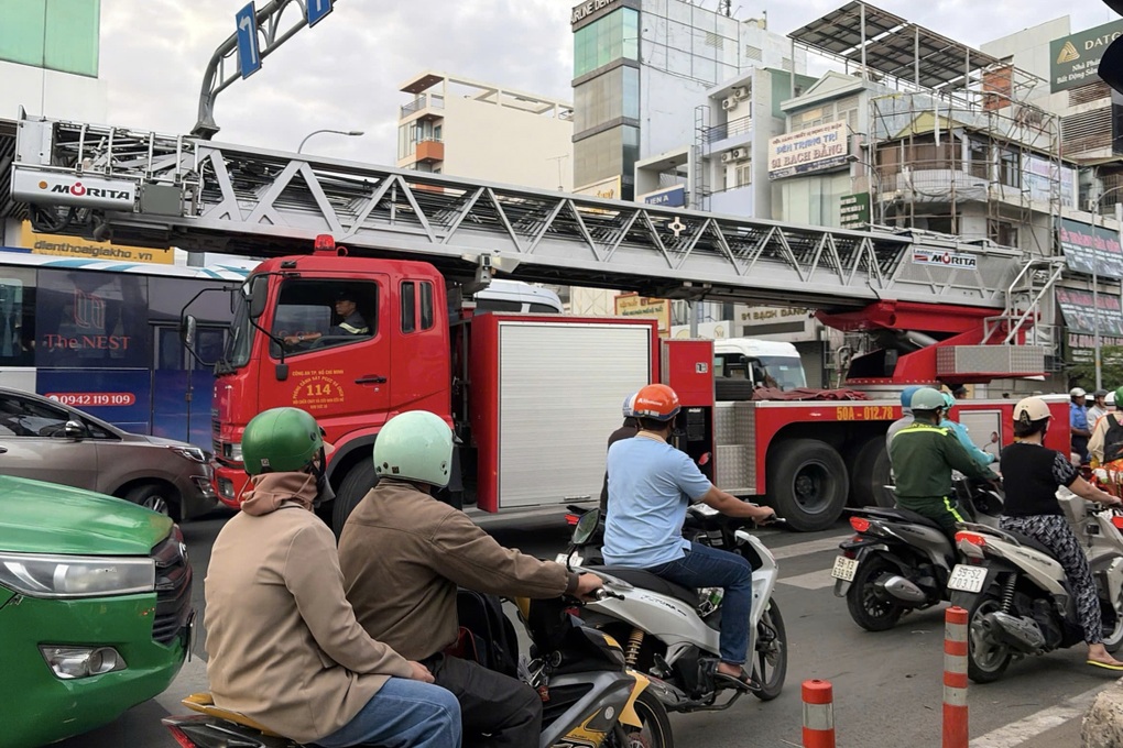 Cháy tại căn hộ chung cư ở TPHCM, cư dân hoảng loạn tháo chạy - 2