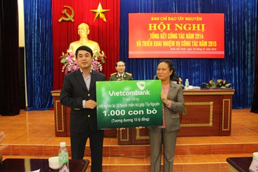Vietcombank tặng các hộ nghèo tại 10 huyện miền núi giáp Tây Nguyên số tiền 15 tỷ đồng