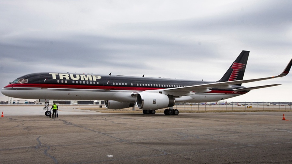 Máy bay Boeing dát vàng của ông Trump bỏ không - 1 Máy bay Boeing dát vàng của ông Trump bỏ không - 1