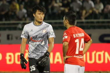 Thủ môn Bùi Tiến Dũng nói gì trong lần đầu được trở lại V-League?