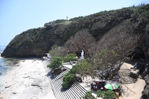 Kỳ lạ ngôi chùa "không sư" trong hang đá núi lửa nghìn năm ở Lý Sơn