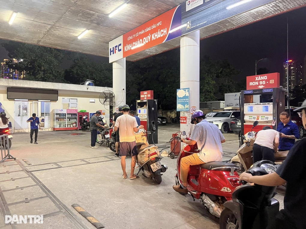 Ô tô lùi đổ trụ xăng ở Hà Nội: Nhân viên kể phút thoát khỏi ngọn lửa dữ dội - 3 Ô tô lùi đổ trụ xăng ở Hà Nội: Nhân viên kể phút thoát khỏi ngọn lửa dữ dội - 3