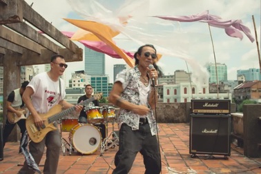 Bức tường ra mắt MV "Mùa hè đi qua"