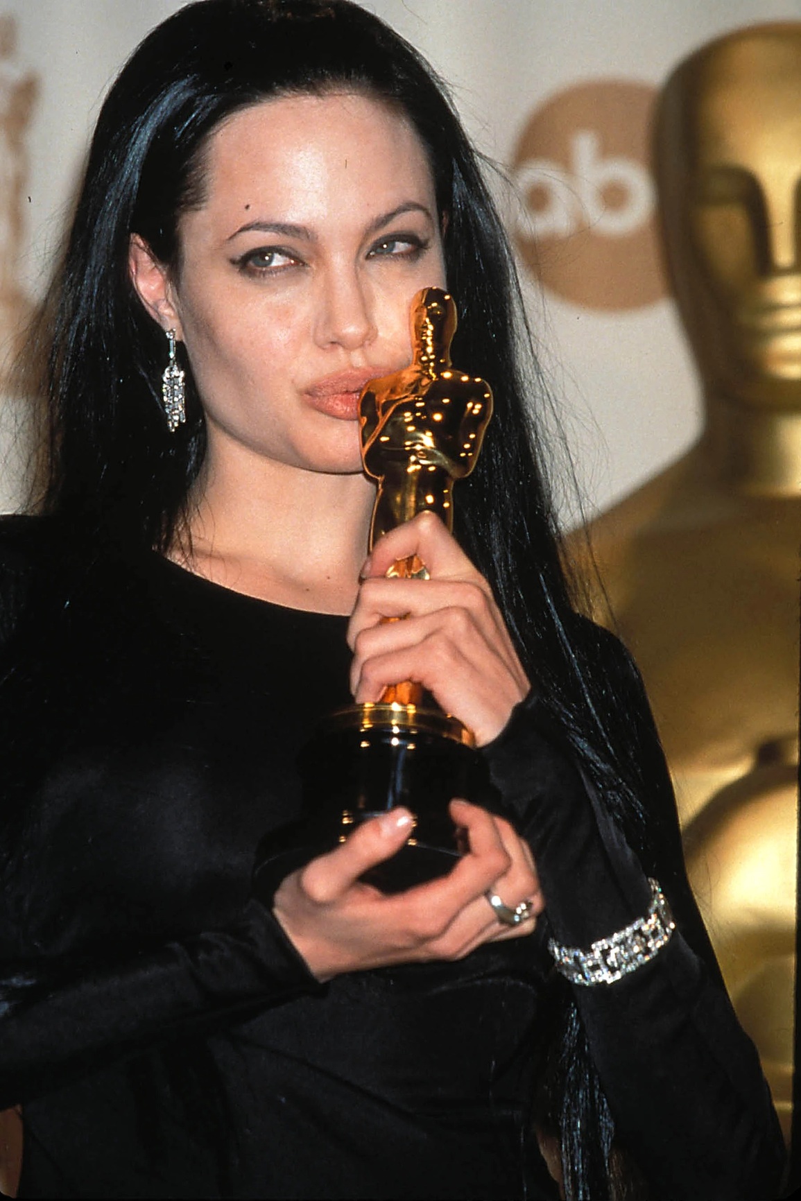 Angelina Jolie bước sang tuổi 47: Nhìn lại 10 khoảnh khắc thần thái - 5