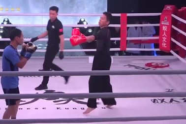 "Hậu duệ Hàng long thập bát chưởng" hạ đối thủ ở trận đấu như tấu hài