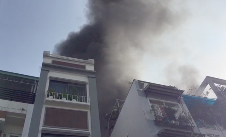 Cháy 5 căn nhà ở trung tâm Sài Gòn, người dân ôm đồ tháo chạy - 1 Cháy 5 căn nhà ở trung tâm Sài Gòn, người dân ôm đồ tháo chạy - 1
