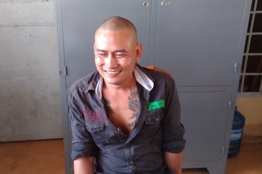 Say rượu, “phê” ma túy, đập vỡ kính ô tô người đi đường