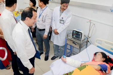 TPHCM khen thưởng bác sĩ mổ cho thai phụ được ghép tạm tay đứt lìa vào chân