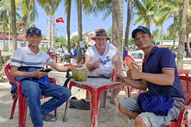 Tìm được nhẫn kim cương của du khách nước ngoài đánh rơi