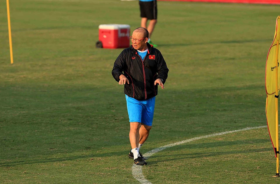 Quang Hải mỏi cơ, HLV Park Hang Seo lập tức yêu cầu dừng tập - 2 Quang Hải mỏi cơ, HLV Park Hang Seo lập tức yêu cầu dừng tập - 2