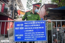 Hà Nội dựng hàng rào "phong tỏa" phố cà phê đường tàu