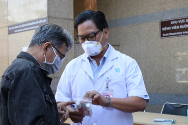 Nhiều nơi phát khẩu trang, hướng dẫn người nhà bệnh nhân phòng ngừa corona