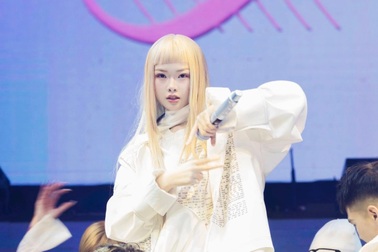 Ánh Sáng AZA đắt show sau "Em xinh", nói về áp lực tài chính tuổi 20