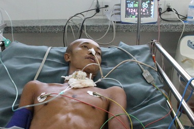 Chồng nguy kịch, vợ trẻ con thơ lâm cảnh cùng đường