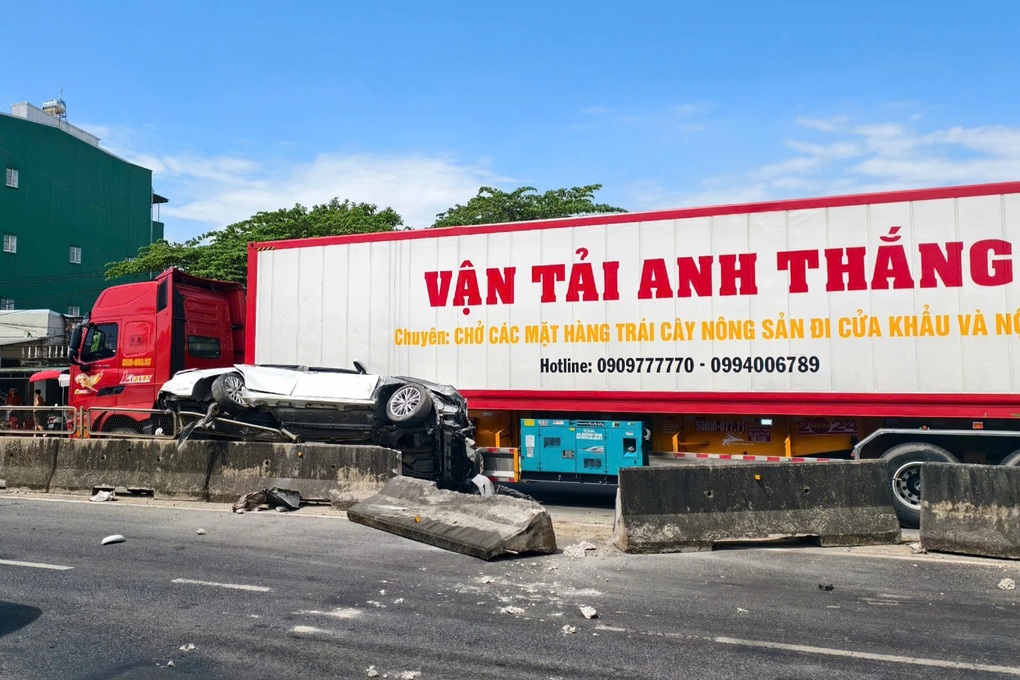 Ba người kêu cứu trong ô tô bị tông văng lên dải phân cách - 1 Ba người kêu cứu trong ô tô bị tông văng lên dải phân cách - 1
