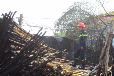 Cháy lớn tại xưởng chứa cự tràm