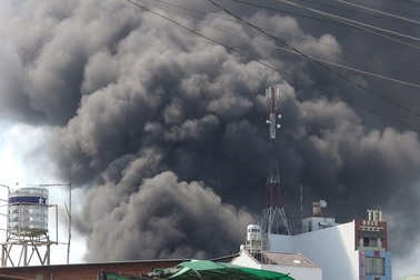 Khói đen dày đặc bao trùm công ty nhựa