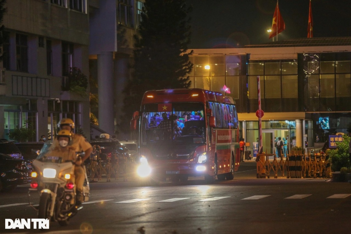 U23 Việt Nam về đến TPHCM, được mừng công ngay trong tối cùng ngày - 1 U23 Việt Nam về đến TPHCM, được mừng công ngay trong tối cùng ngày - 1