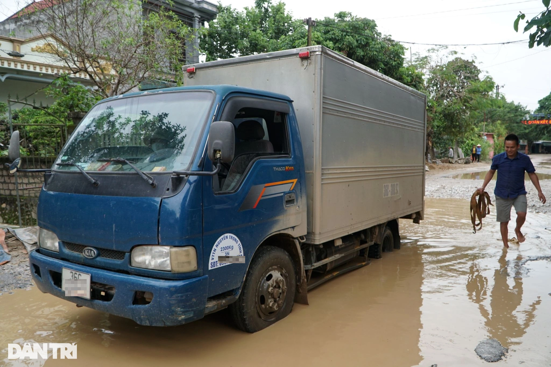 Đường bị băm nát, biến thành ao sau thi công cao tốc - 3 Đường bị băm nát, biến thành ao sau thi công cao tốc - 3