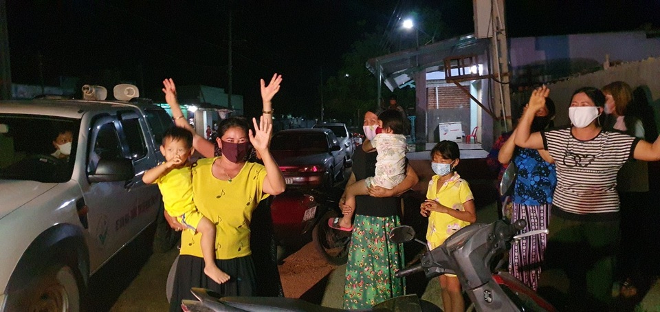 Quá vui mừng vì được gỡ phong tỏa, cả thôn quên giãn cách xã hội - 8