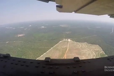 Xem Không quân Mỹ thả xe bọc thép xuống đất