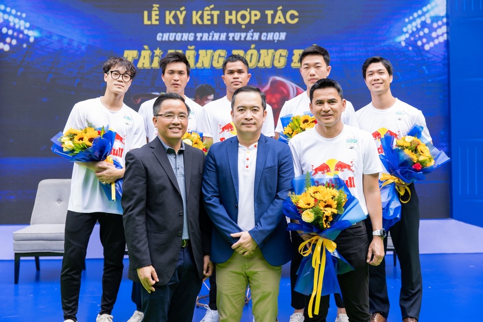 Red Bull bắt tay CLB HAGL khởi động chương trình tuyển chọn tài năng bóng đá trẻ - 1 Red Bull bắt tay CLB HAGL khởi động chương trình tuyển chọn tài năng bóng đá trẻ - 1