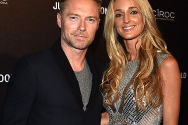 Ronan Keating đẹp đôi bên “bà xã” mới sinh con