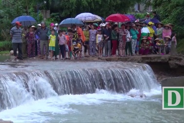 Gần 100 người tìm kiếm Bí thư thôn bị nước cuốn trôi