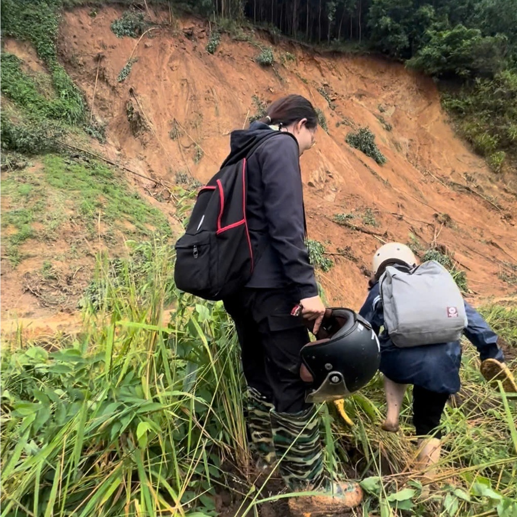 Giáo viên vùng cao đi bộ hàng chục km, băng qua sạt lở đến trường - 2 Giáo viên vùng cao đi bộ hàng chục km, băng qua sạt lở đến trường - 2