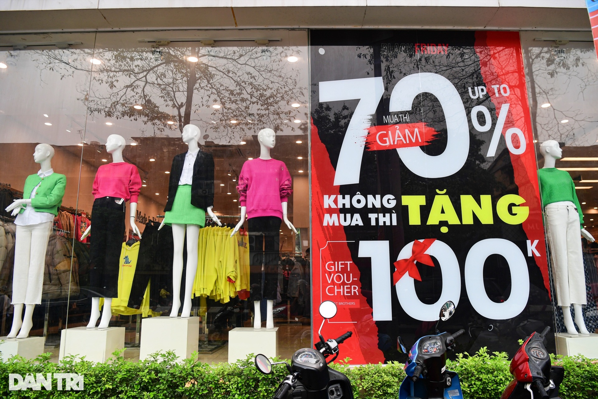 Lỉnh kỉnh túi lớn túi bé săn sale Black Friday, hóa đơn chục triệu đồng - 15 Lỉnh kỉnh túi lớn túi bé săn sale Black Friday, hóa đơn chục triệu đồng - 15