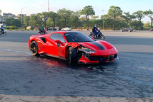 Siêu xe Ferrari va chạm với xe máy, một người tử vong