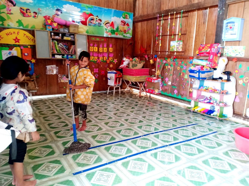 Cô trò điểm trường vùng cao chung tay dọn vệ sinh phòng ngừa dịch bệnh - 7 Cô trò điểm trường vùng cao chung tay dọn vệ sinh phòng ngừa dịch bệnh - 7