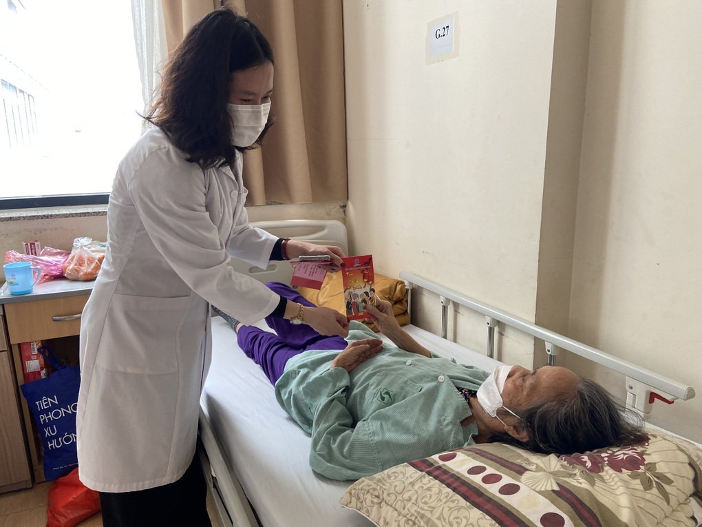 Người già nhập viện tăng 30%, chú ý bệnh hô hấp, tai biến - 3 Người già nhập viện tăng 30%, chú ý bệnh hô hấp, tai biến - 3