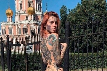 Chụp hình khỏa thân trước nhà thờ, cô gái trẻ có nguy cơ ngồi tù