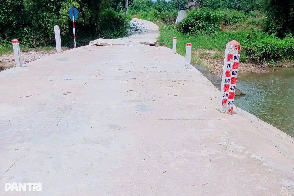 Cầu Dân trí ở Lào Cai vững chãi sau lũ dữ, chính quyền khẩn trương tu sửa lối vào - 2 Cầu Dân trí ở Lào Cai vững chãi sau lũ dữ, chính quyền khẩn trương tu sửa lối vào - 2