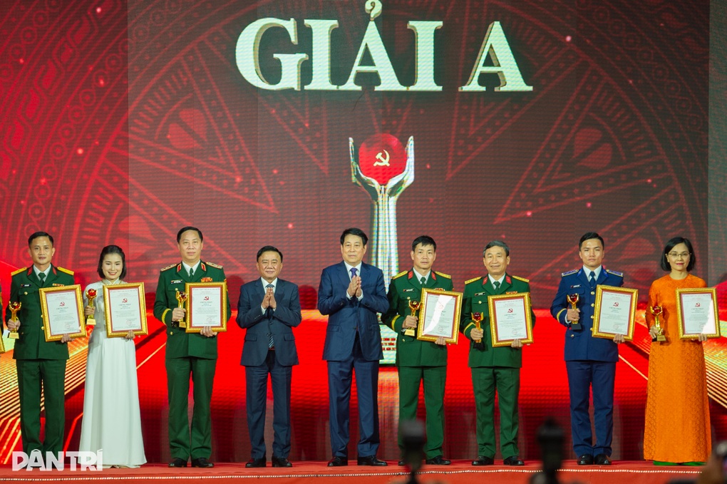 Báo Dân trí đạt giải C cuộc thi bảo vệ nền tảng tư tưởng của Đảng - 1 Báo Dân trí đạt giải C cuộc thi bảo vệ nền tảng tư tưởng của Đảng - 1