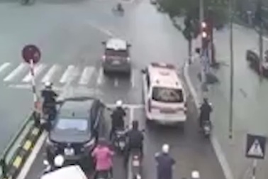 Tài xế bị phạt nguội sau khi vượt đèn đỏ nhường đường xe cứu thương?