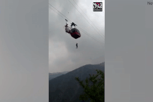 Cáp treo gặp sự cố, du khách phải đu dây thừng xuống dưới tự cứu lấy mình