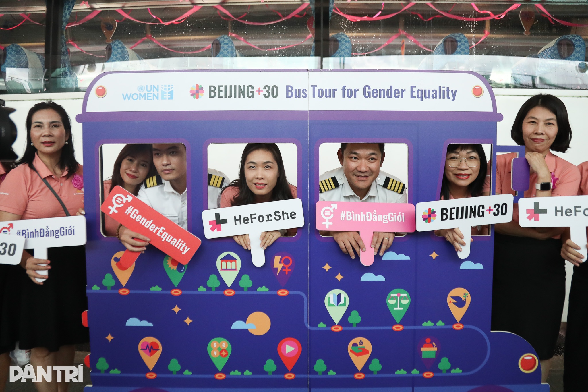 Hundrevis av passasjerer går sammen om å male flyet rosa for likestilling - 10 Hàng trăm hành khách chung tay tô hồng chuyến bay vì bình đẳng giới - 10