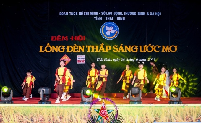 Tiết mục nhảy Suffle Dance – Cây đa quán dốc, do Câu lạc bộ Măng non Nhà Văn hóa thiếu nhi tỉnh Thái Bình trình diễn,