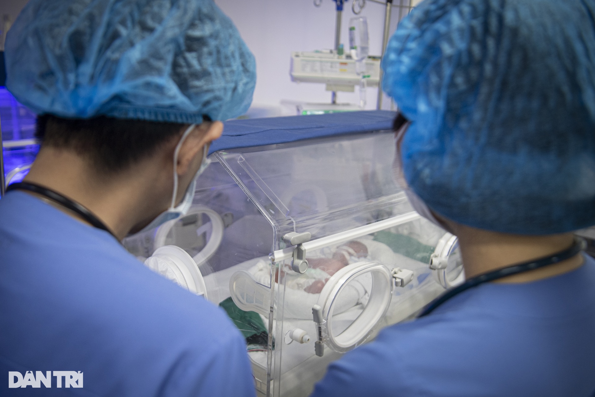 Hành trình sinh tử về vòng tay mẹ của những bệnh nhân 0 tuổi - 5 Hành trình sinh tử về vòng tay mẹ của những bệnh nhân 0 tuổi - 5