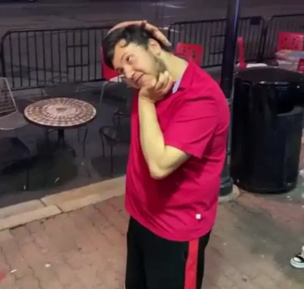 Choáng với người đàn ông có khả năng xoay đầu… 180 độ - 2 Choáng với người đàn ông có khả năng xoay đầu… 180 độ - 2