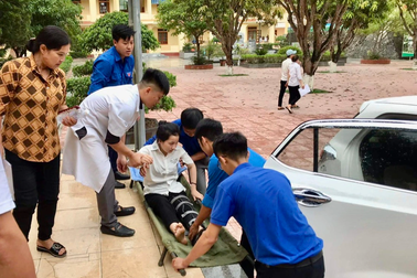 "Taxi 0 đồng" chở thí sinh tai nạn gãy khớp háng đến điểm thi