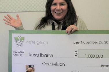 Được bạn vứt cho vé số, không ngờ trúng 1 triệu USD