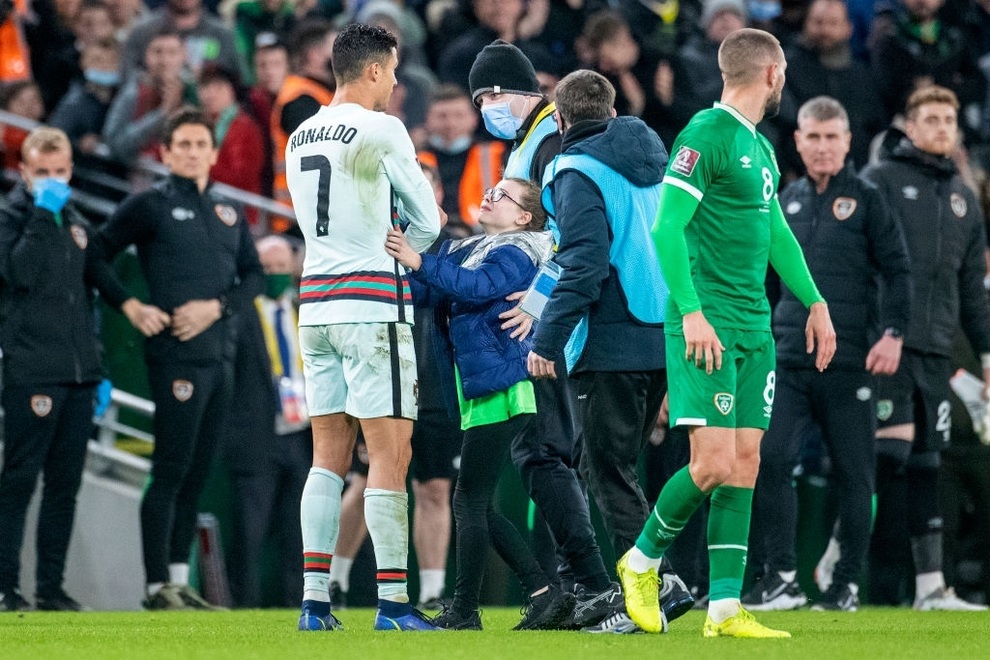 Ronaldo hào phóng tặng áo cho cổ động viên nhí - 3 Ronaldo hào phóng tặng áo cho cổ động viên nhí - 3