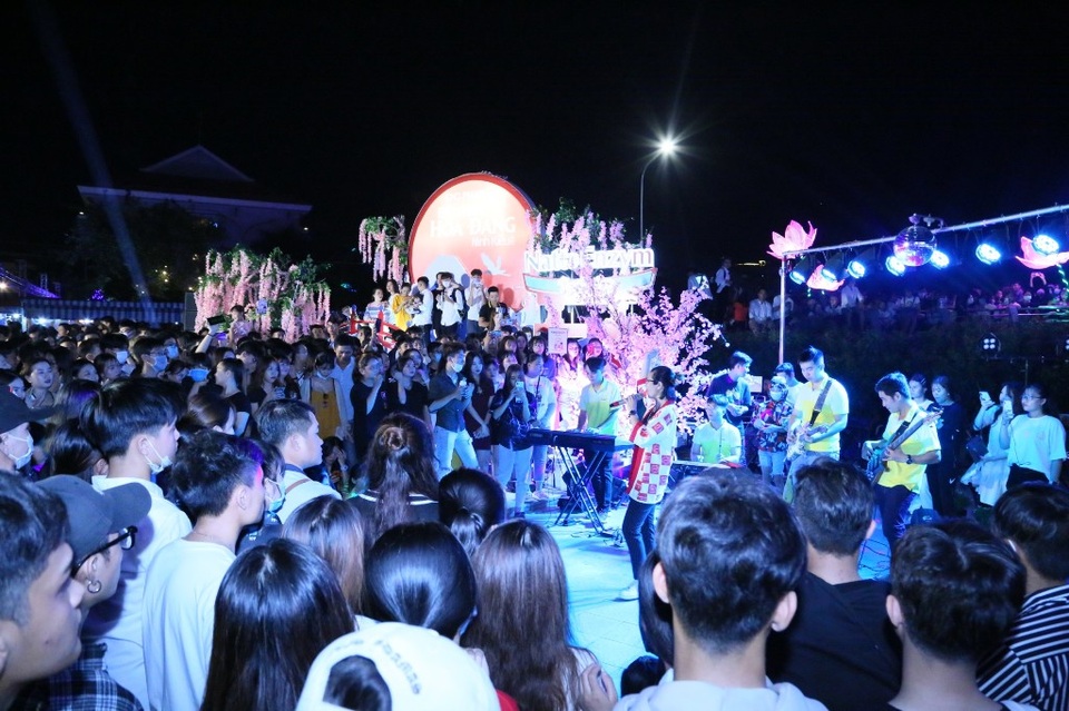 Đêm Hoa đăng Ninh Kiều thu hút hàng nghìn lượt người đến xem - 10 Đêm Hoa đăng Ninh Kiều thu hút hàng nghìn lượt người đến xem - 10