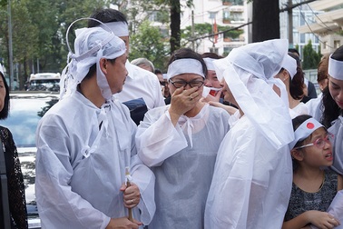 Gia đình, bạn bè nghẹn ngào tiễn biệt NSƯT Quang Lý